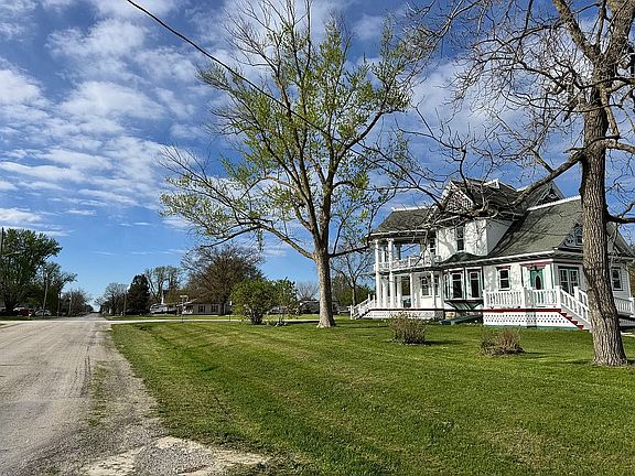 4th image of 1002 Maple St