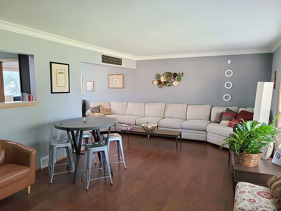 5th image of 1025 E 167th Pl