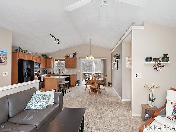 5th image of 2549 Orchard View Dr NE