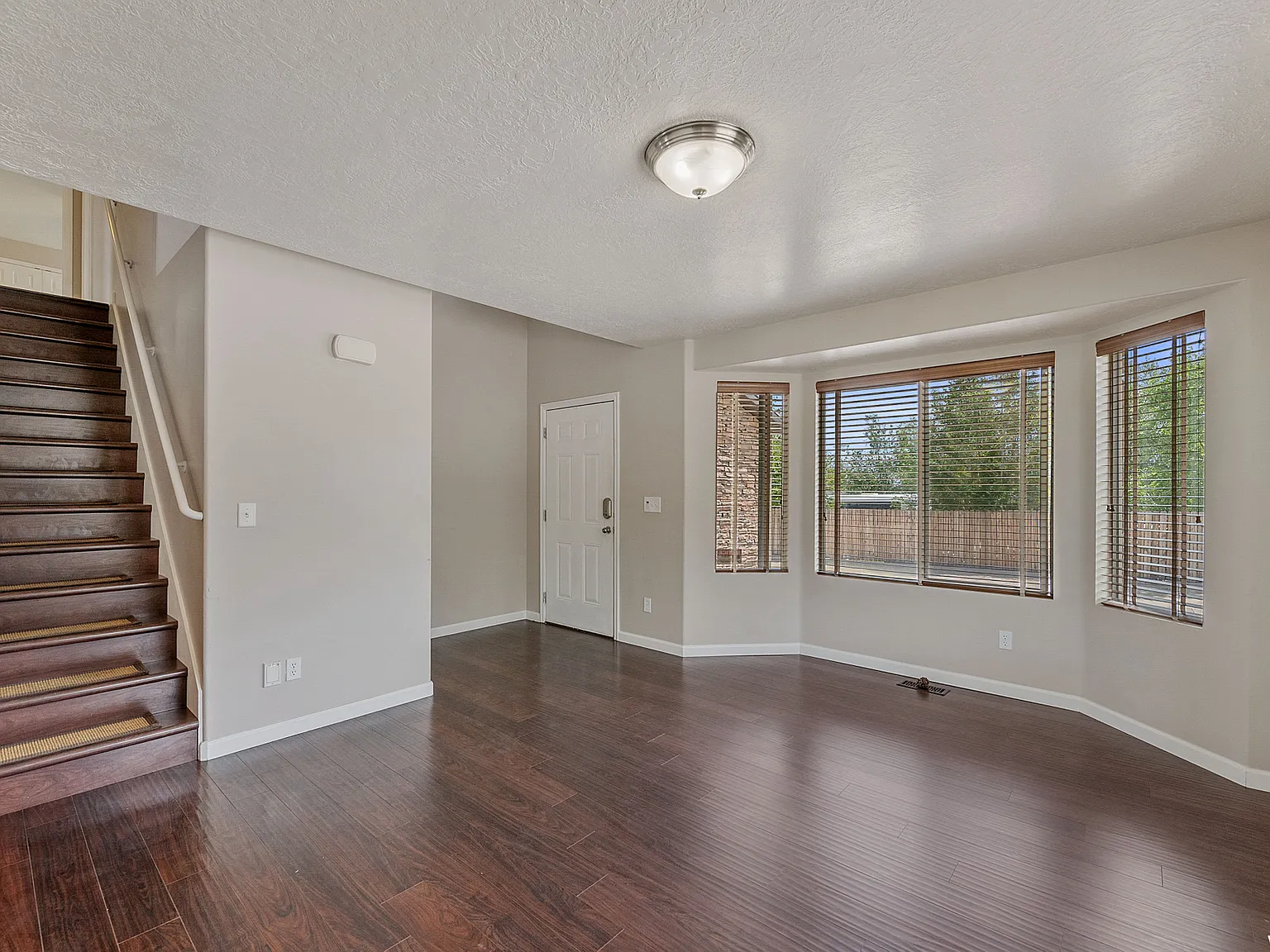 6 bed, 5.5 bath, 4414 sqft, $5,500 — Photo 2