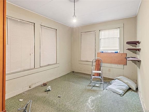 3rd image of 711 Gulf St