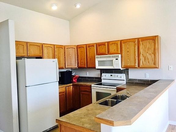 5th image of 176 Forest St