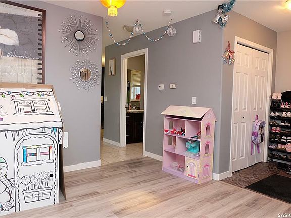 3rd image of 803 Willowgrove Cres