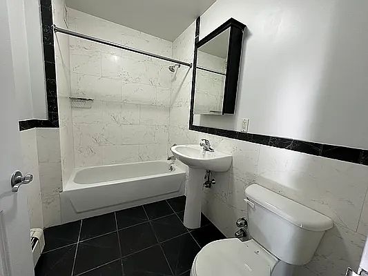 4th image of 10-30 Jackson Ave #3