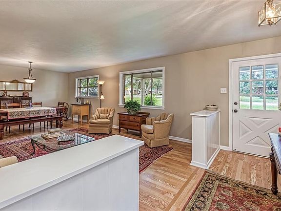 4th image of 716 White Oak Dr