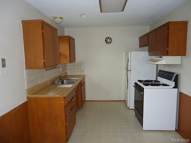 2nd image of 30700 Geraldine St