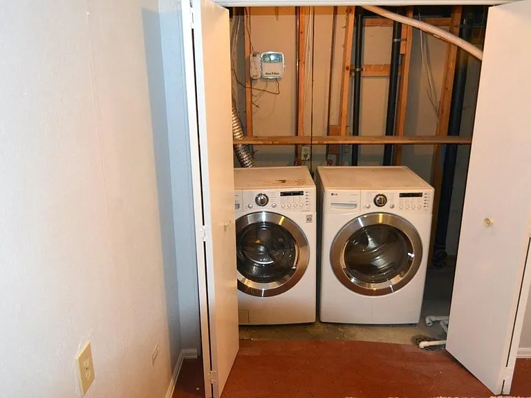 990 Sparta Dr — Photo 23