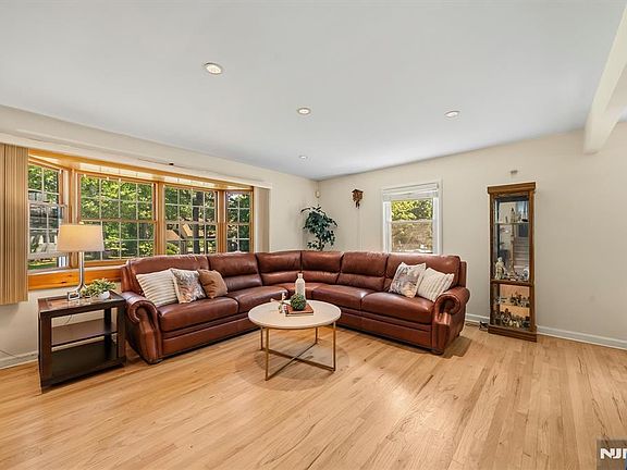 2nd image of 299 Davidson Ave