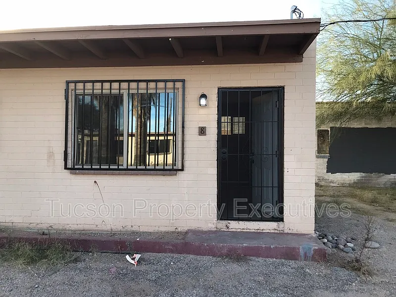 232 W Flores St #8