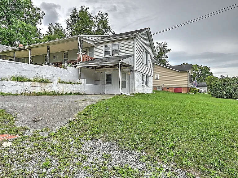 305 Moorland Dr — Photo 1