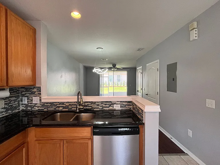 1306 Hampton Park Ln — Photo 3