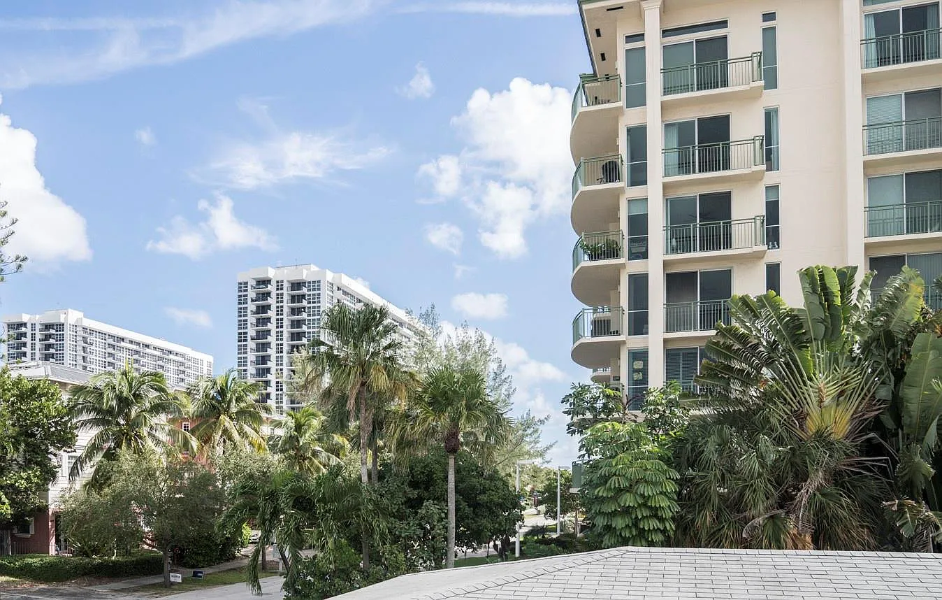 2 bed, 2.0 bath, 840 sqft, $2,300 — Photo 2