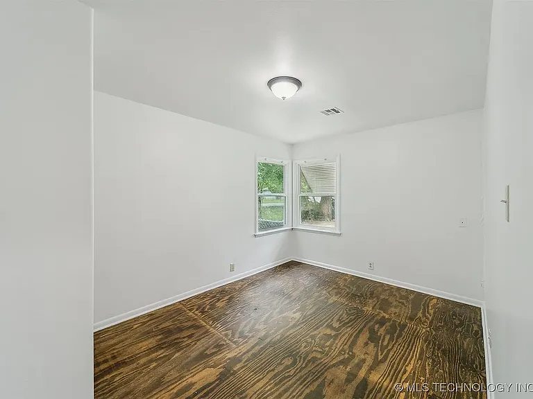 1123 W Spring St — Photo 6
