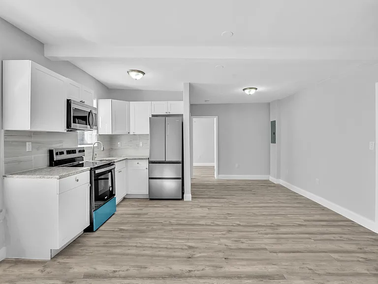 1142 SW 4th St #10 — Photo 3