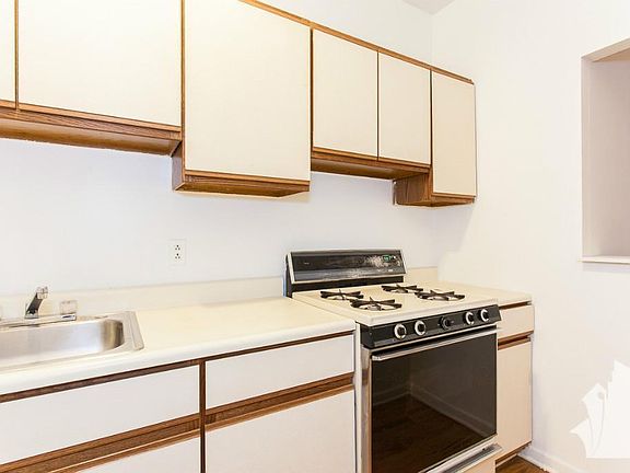5th image of 654 W Cornelia Ave #14