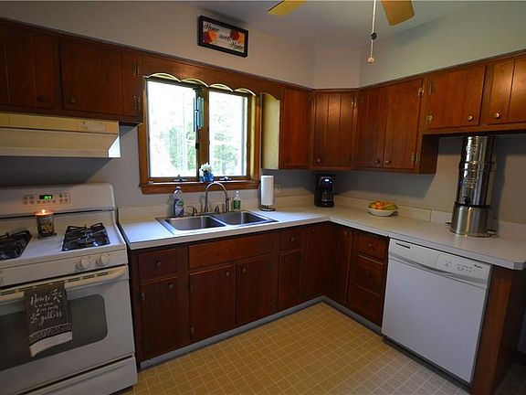 3rd image of 40 N Mill St
