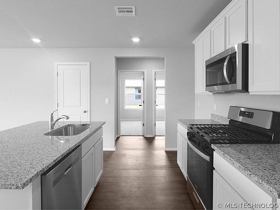 5th image of 1030 N Arapahoe Ave