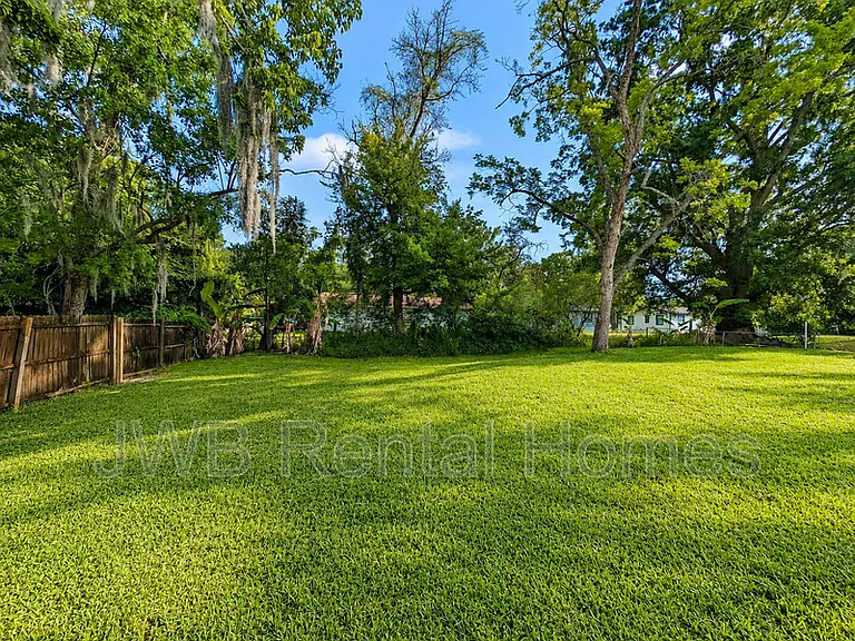 5361 Broadway Ave — Photo 9