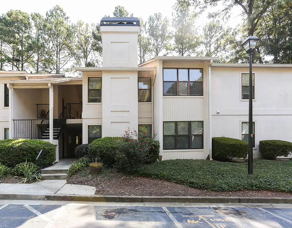 Building Photo - 2512 Huntingdon Chase