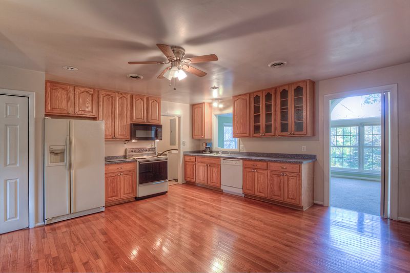1st image of 913 Walnut Dr
