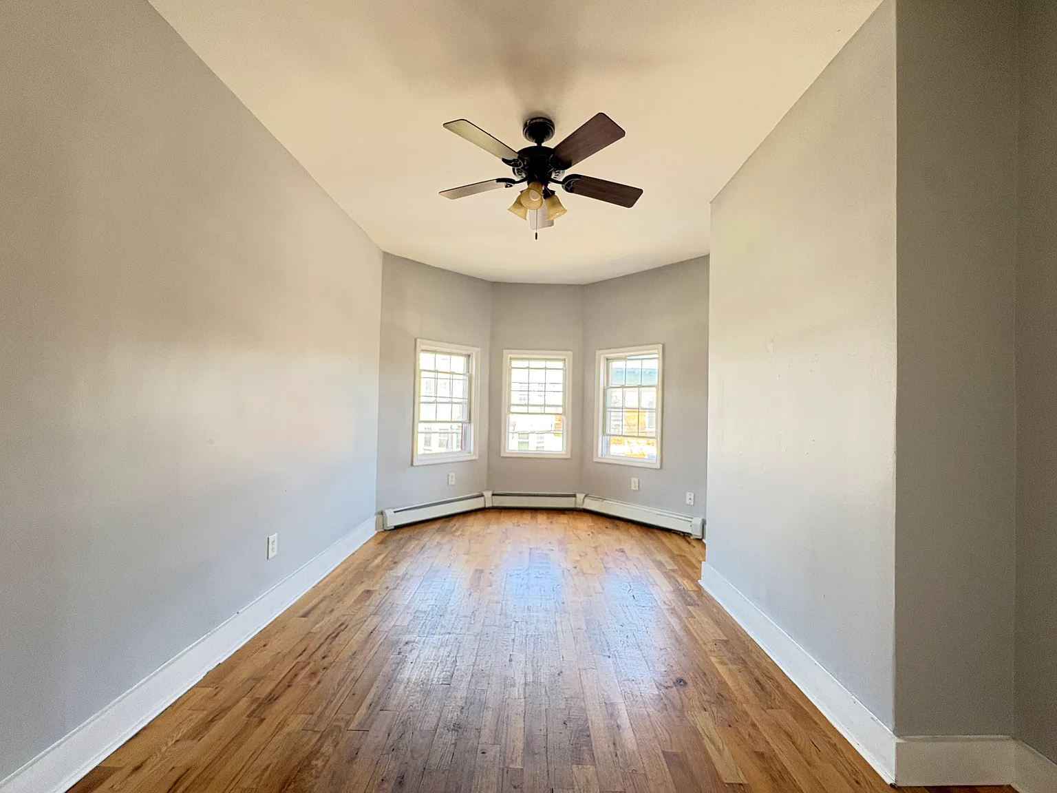 3 bed, 1000 sqft, $2,300 — Photo 4