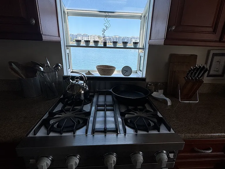 A small bay window behind the stove