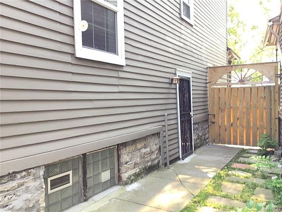 4th image of 142 Parkdale Ave