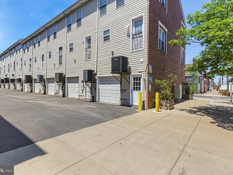 2683 Edgemont St — Photo 33