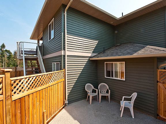 2nd image of 415 Applewood Cres #B