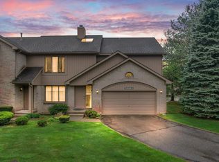 29584 Sierra Pointe Cir, Farmington, MI 48331