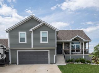 985 Sicklebar Dr, Peculiar, MO 64078