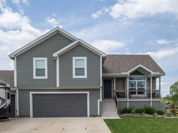 985 Sicklebar Dr, Peculiar, MO 64078