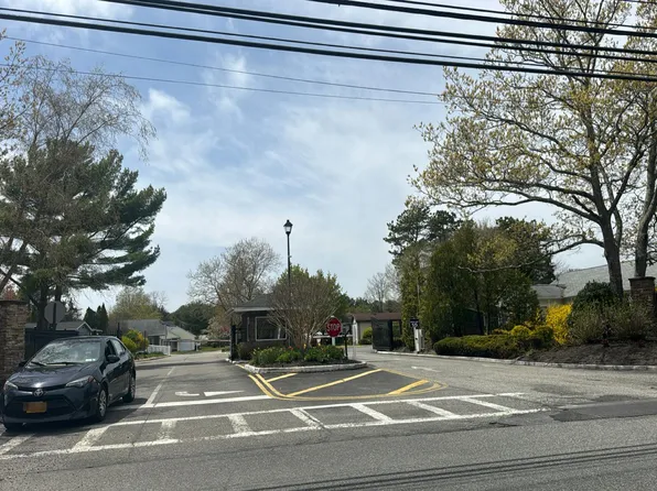 5143 Village Cir E, Manorville, NY 11949