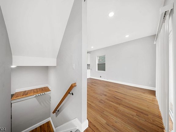 3rd image of 558 Broadway