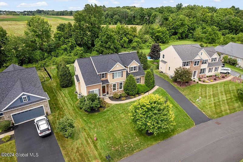 4th image of 39 Avendale Drive