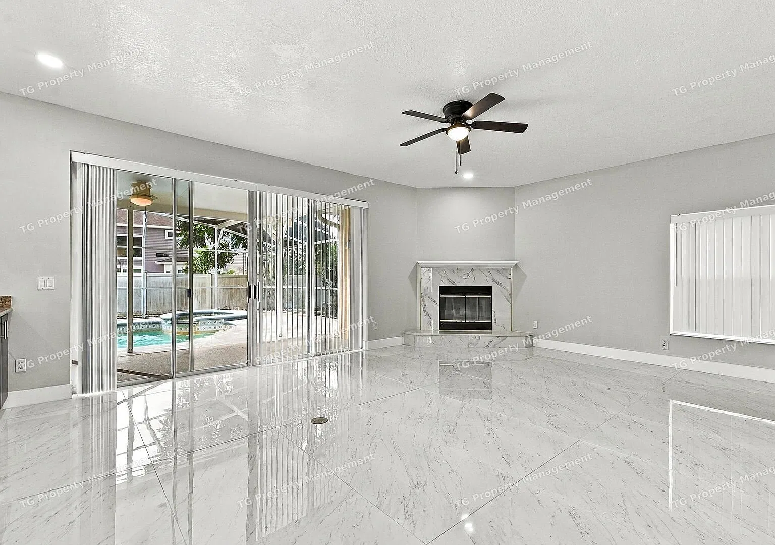 Spacious 4/4 Home in Oviedo FL! Private Covered Pool! Convenient Location Near Shopping, Dining &... — Photo 3