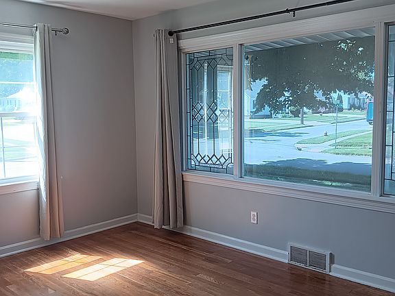 3rd image of 1130 Phelps Ave