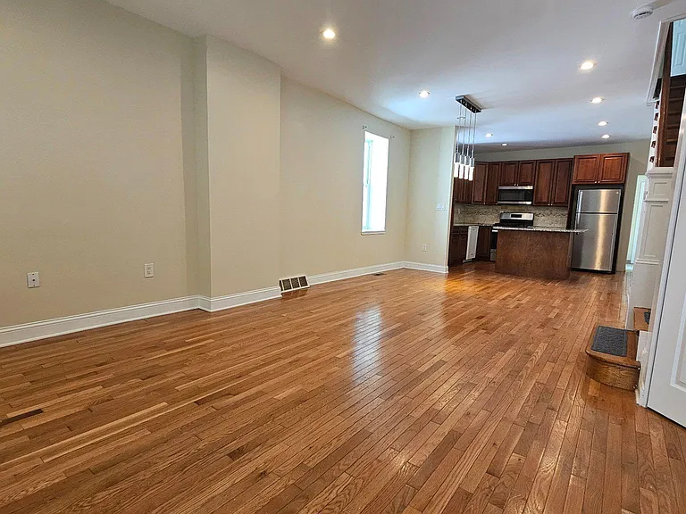 130 Rockland Ave — Photo 3