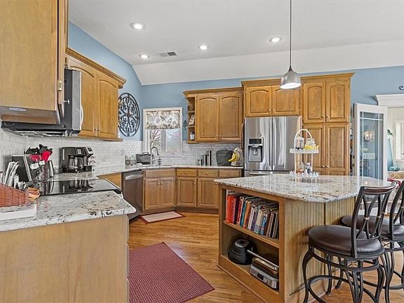 3rd image of 312 SW Bridlewood Ln