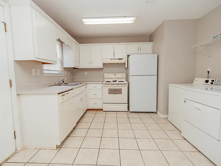 226 Runnymeade Dr — Photo 4