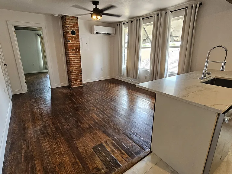 627 W Crawford St #202 — Photo 8