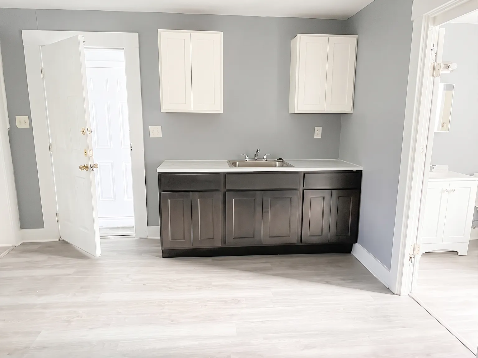 2 bed, 700 sqft, $800 — Photo 1