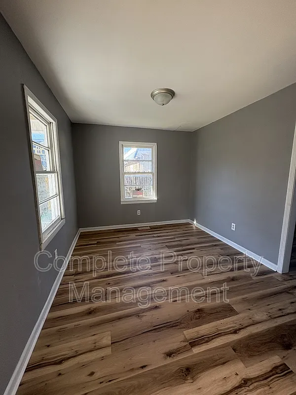 3 bed, 1.5 bath, 1042 sqft, $1,050 — Photo 4
