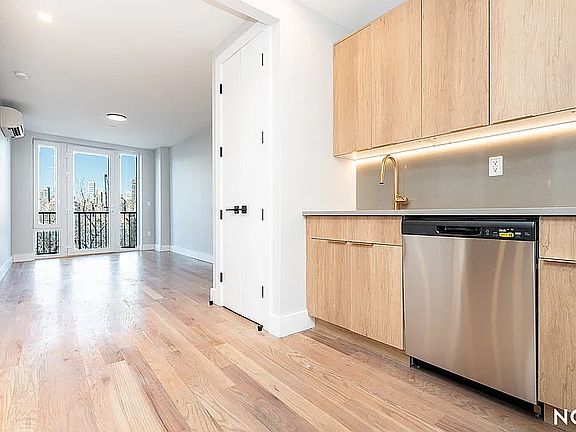 3rd image of 31-61 Vernon Blvd #4T