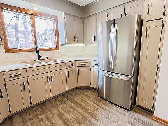 5th image of 109 E Brown St