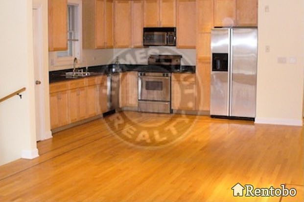 1st image of 1044 W Waveland Ave
