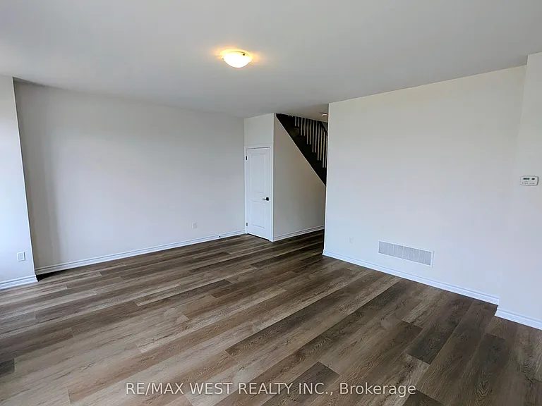 91 Inverary Cres — Photo 6