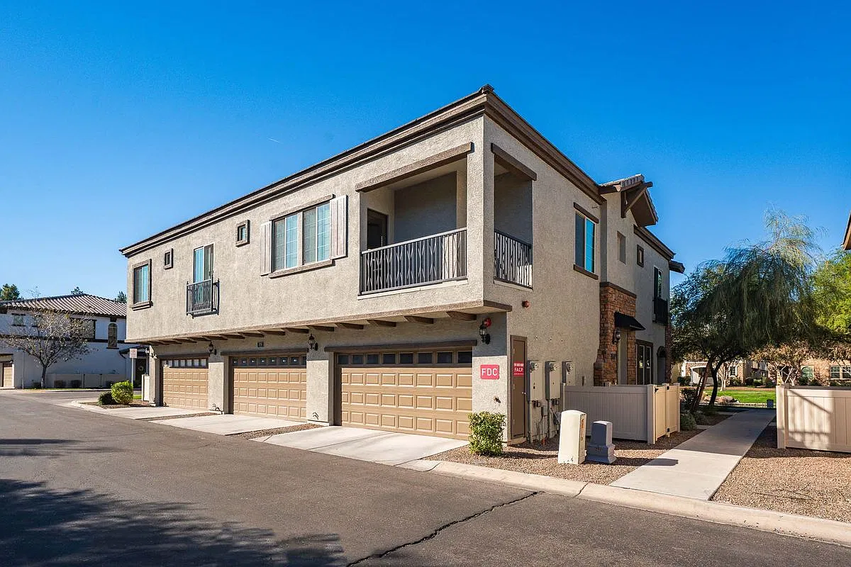 2 bed, 2.0 bath, 1096 sqft, $1,990 — Photo 1