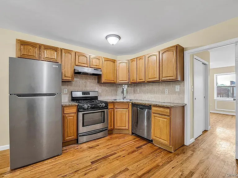 3 bed, 900 sqft, $3,300 — Photo 2