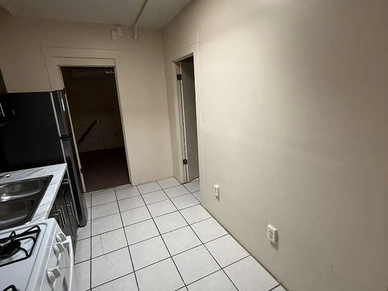 830 E 9th St #3 — Photo 9